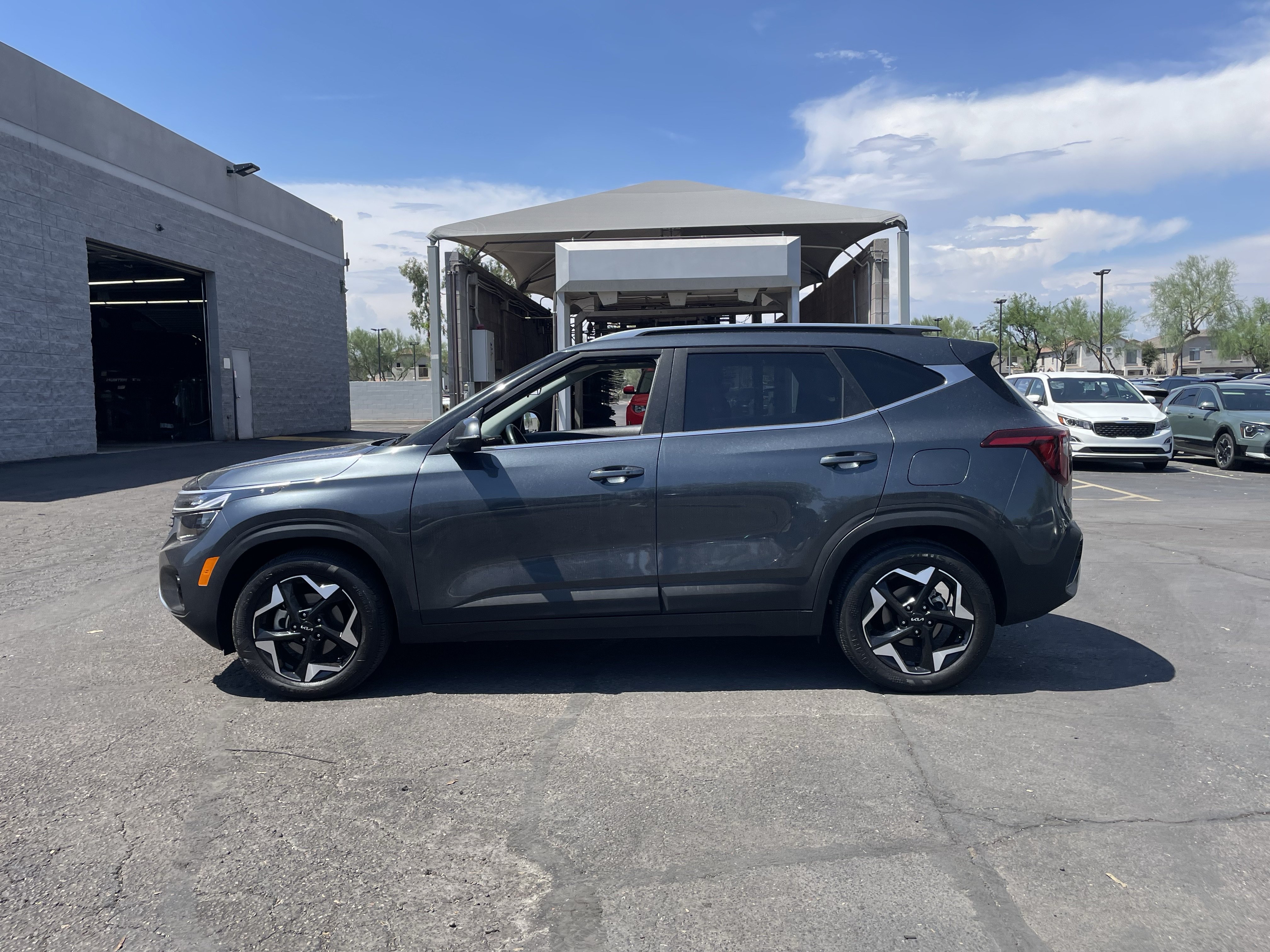 Certified 2025 Kia Seltos EX w/ EX Sunroof Package FWD image 5