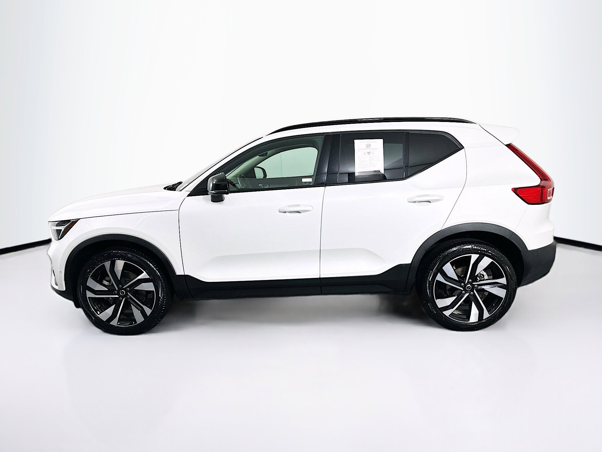 Used 2025 Volvo XC40 B5 Plus image 4