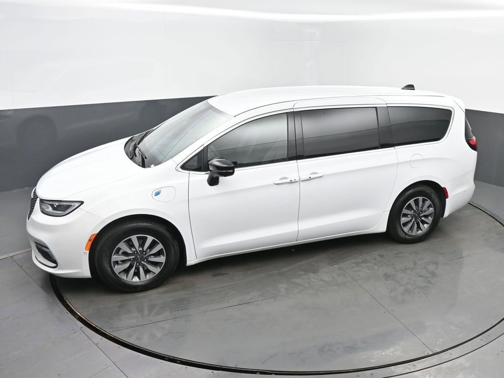 Used 2025 Chrysler Pacifica Select w/ Uconnect Theater Family Group image 39