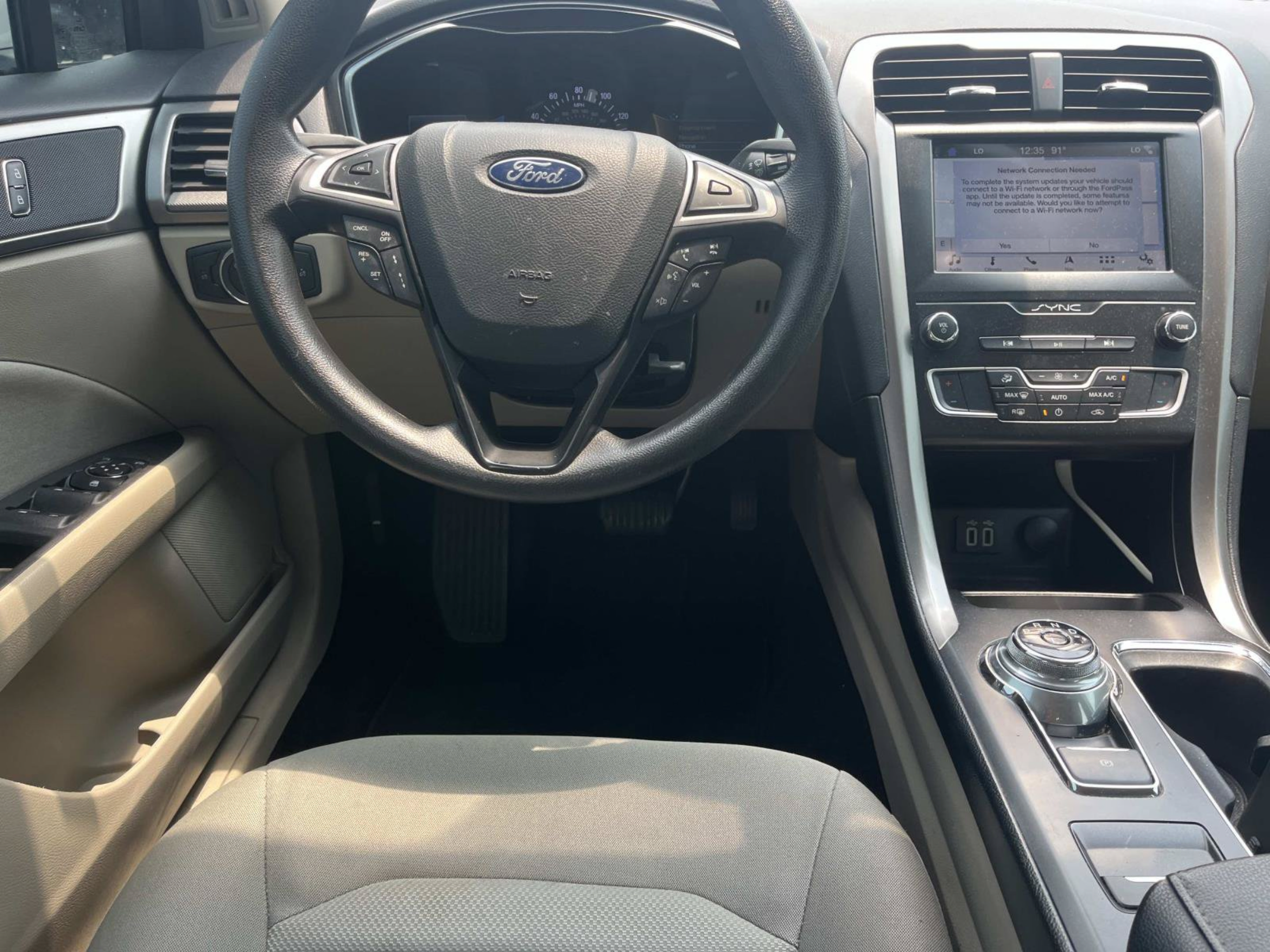 Used 2019 Ford Fusion SE FWD image 9