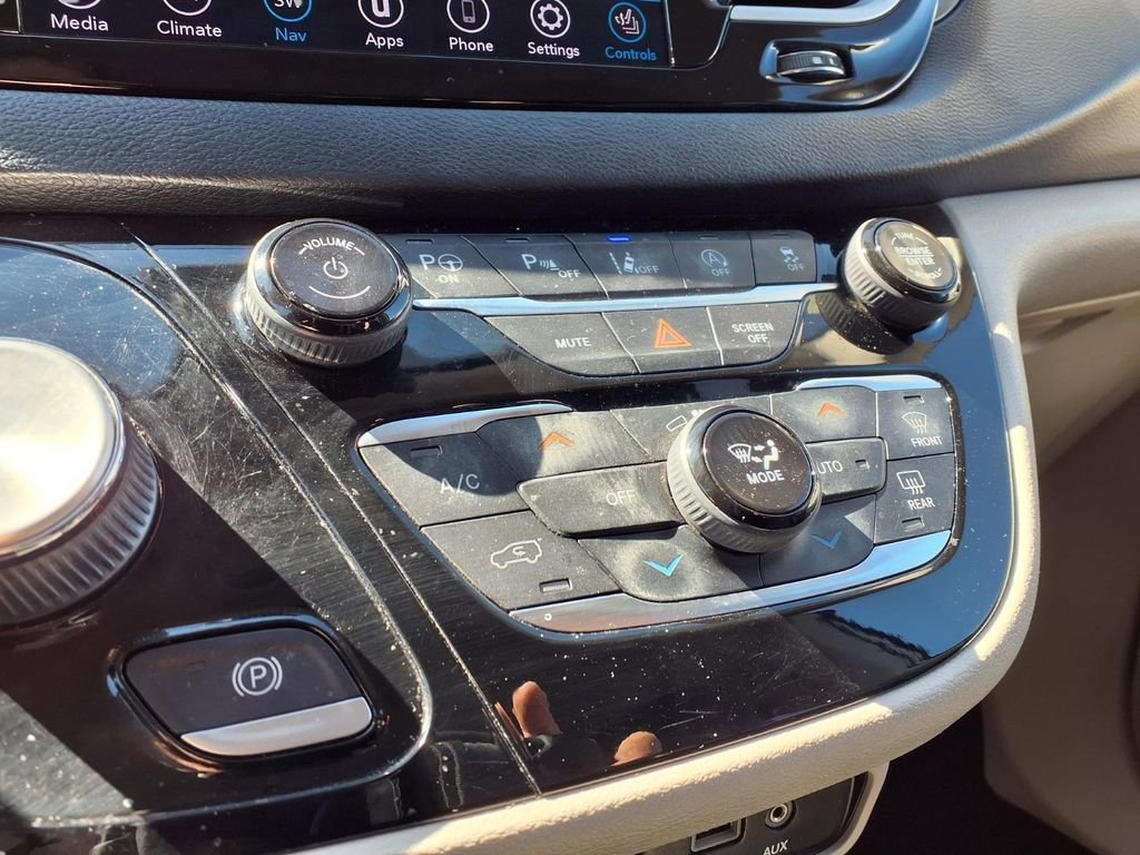 Used 2020 Chrysler Pacifica Touring-L Plus image 10