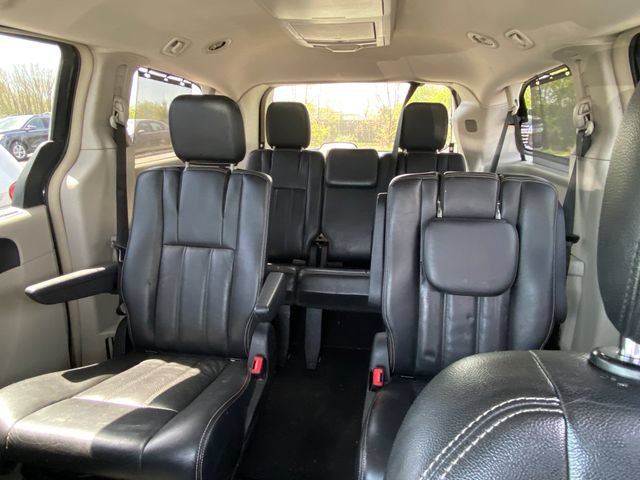 Used 2011 Chrysler Town & Country Touring-L w/ Entertainment Group #2 FWD image 11