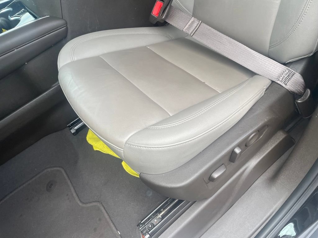 Used 2025 Chevrolet Suburban LT RWD image 22