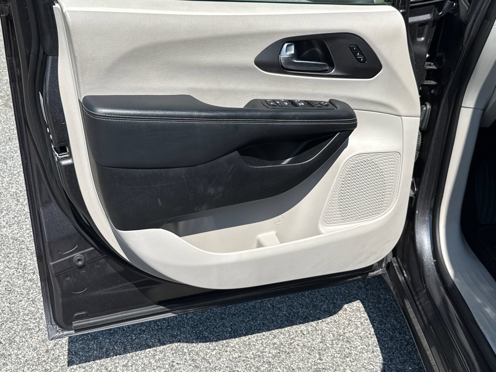 Used 2023 Chrysler Pacifica Touring-L FWD image 10