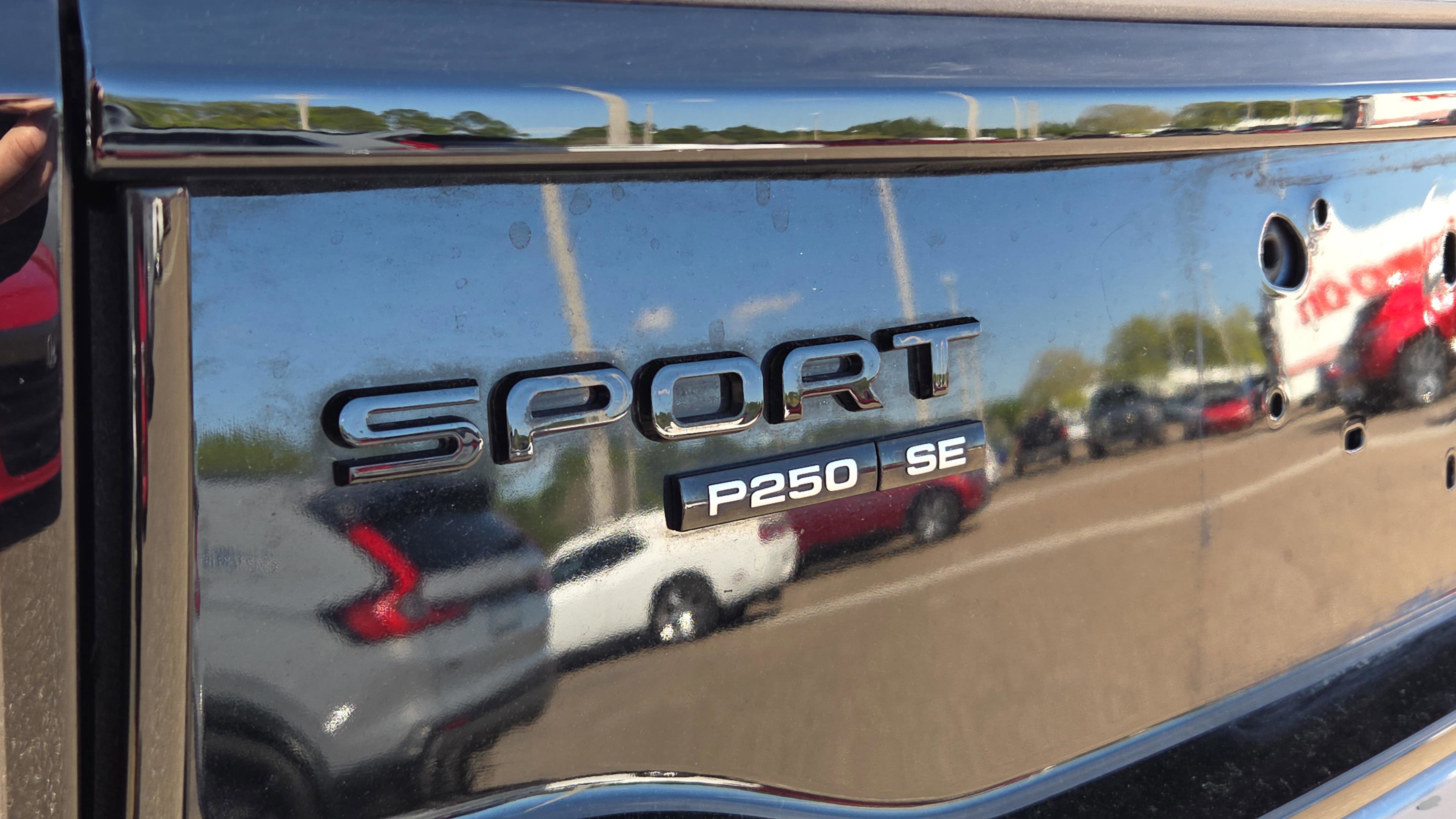 Used 2020 Land Rover Discovery Sport SE R-Dynamic image 16