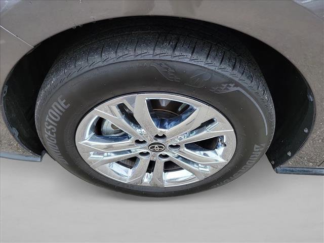 Used 2023 Toyota Sienna Platinum AWD/4WD image 9