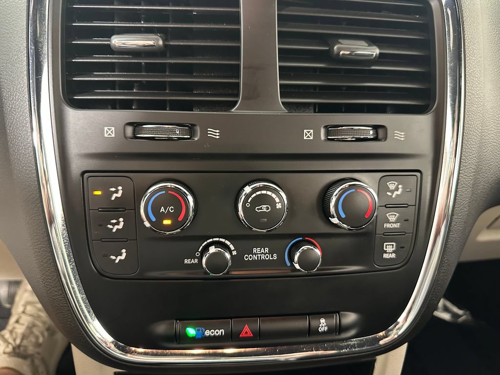 Used 2016 Dodge Grand Caravan SE FWD image 29