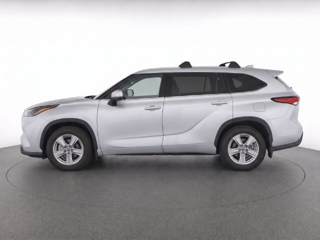 Used 2024 Toyota Highlander LE AWD/4WD image 7