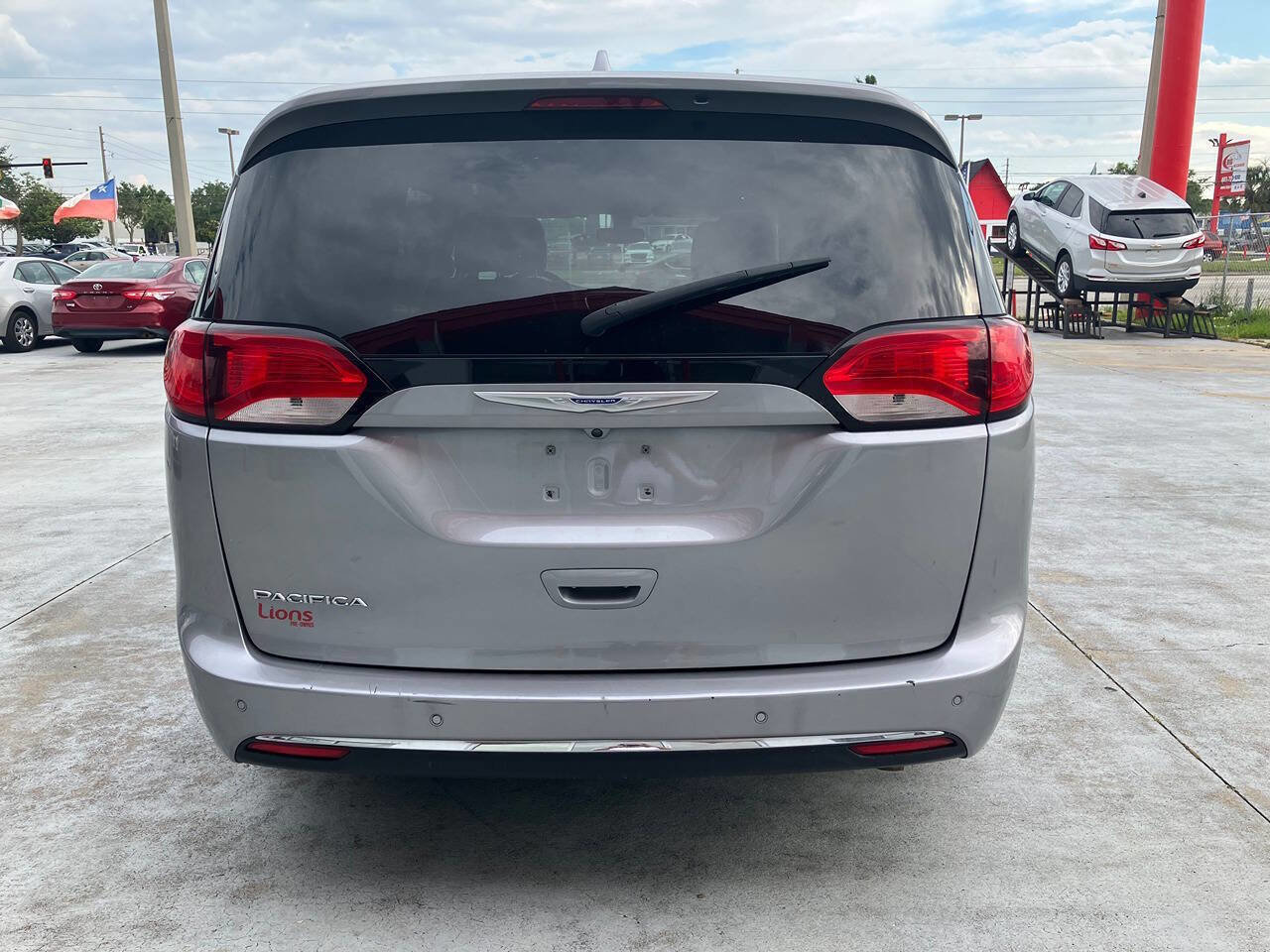Used 2019 Chrysler Pacifica Touring-L image 6