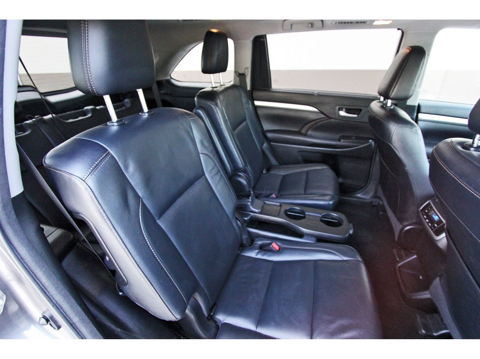 Used 2018 Toyota Highlander XLE AWD/4WD image 13