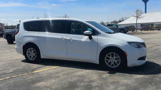 Used 2022 Chrysler Voyager LX FWD image 2