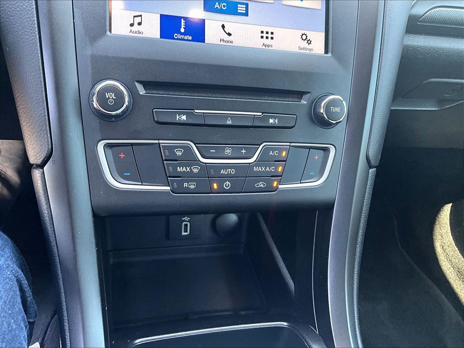 Used 2018 Ford Fusion SE w/ Equipment Group 201A FWD image 15