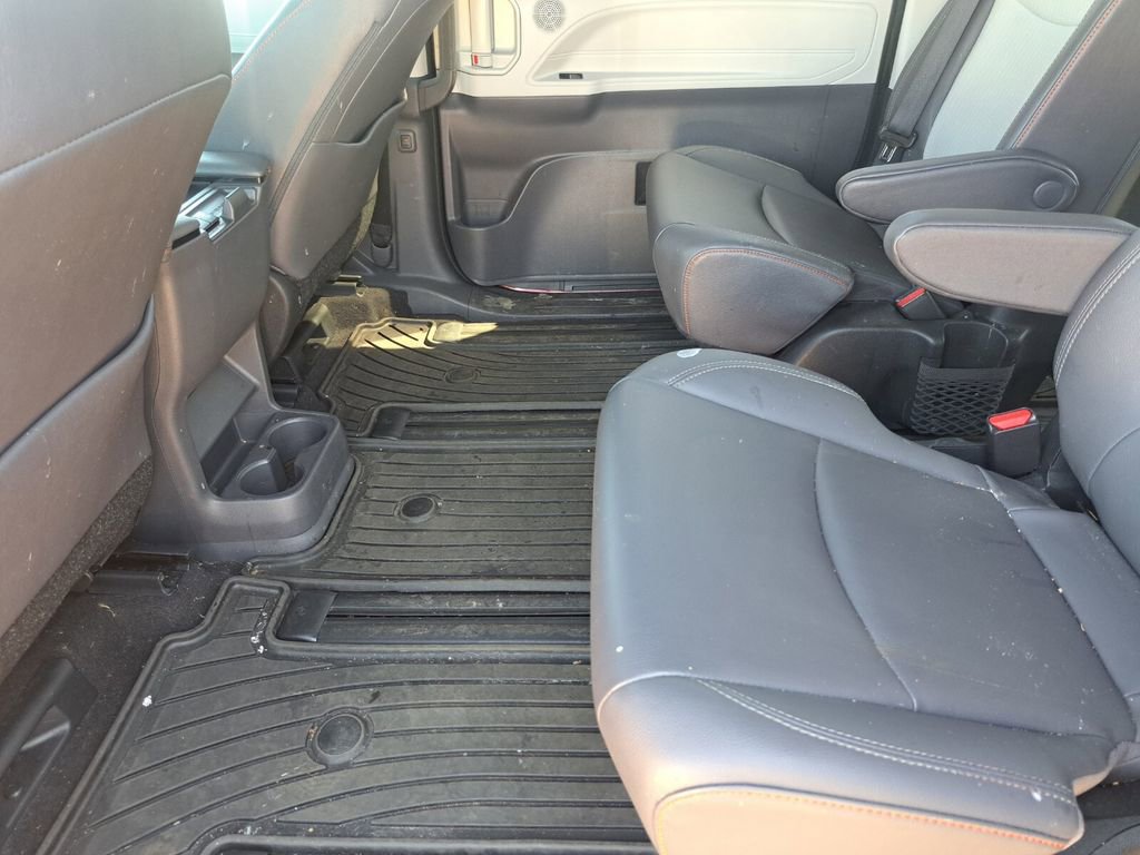Used 2022 Toyota Sienna XSE AWD/4WD image 23