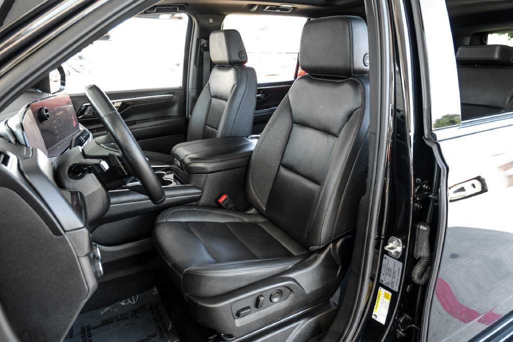 Used 2025 Chevrolet Suburban LT w/ Comfort Package RWD image 32