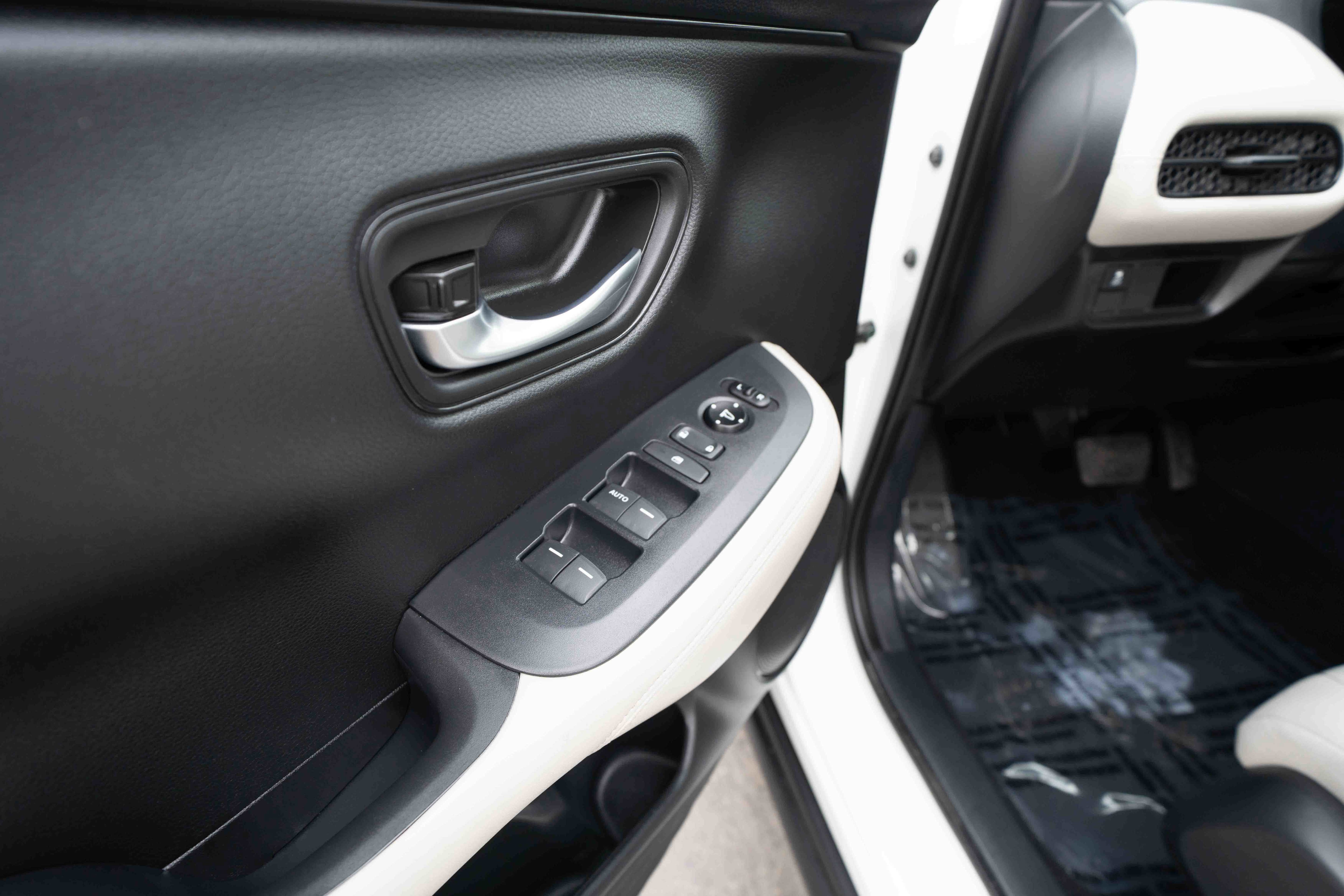 Used 2025 Honda HR-V LX image 7