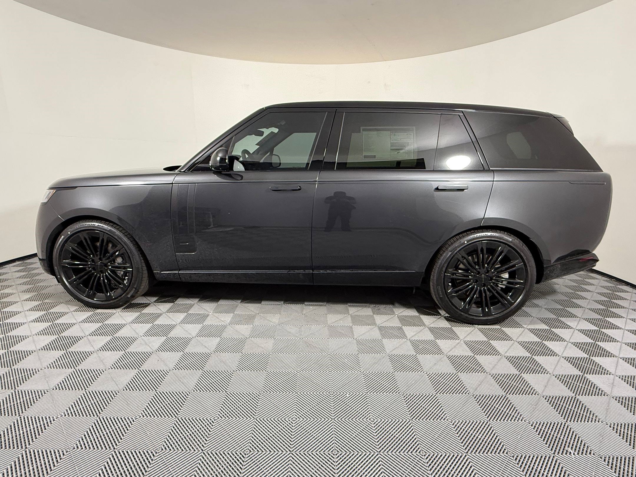 New 2026 Land Rover Range Rover Long Wheelbase SE image 2