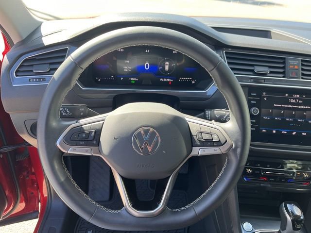Used 2023 Volkswagen Tiguan SE w/ Panoramic Sunroof Package image 18