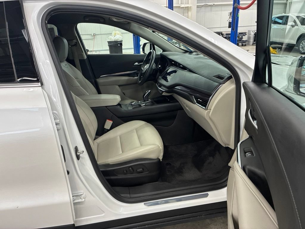 Used 2022 Cadillac XT4 Luxury w/ Cold Weather Package AWD/4WD image 11