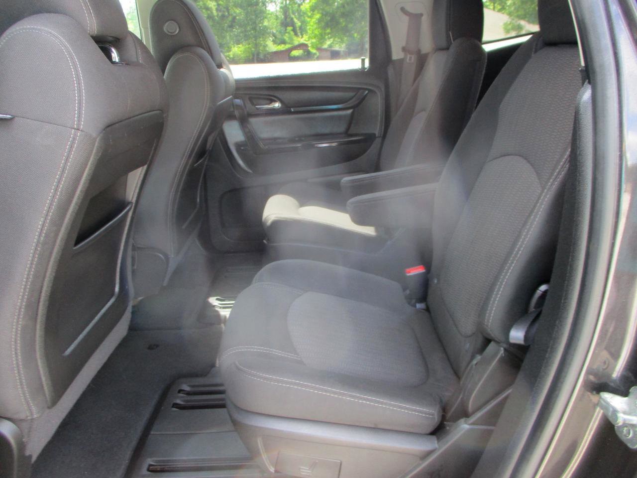 Used 2017 Chevrolet Traverse LT w/ Style and Technology Package FWD image 11