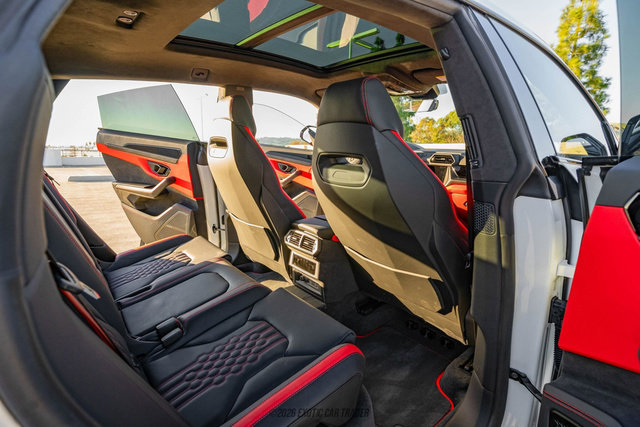 Used 2025 Lamborghini Urus SE AWD/4WD image 38