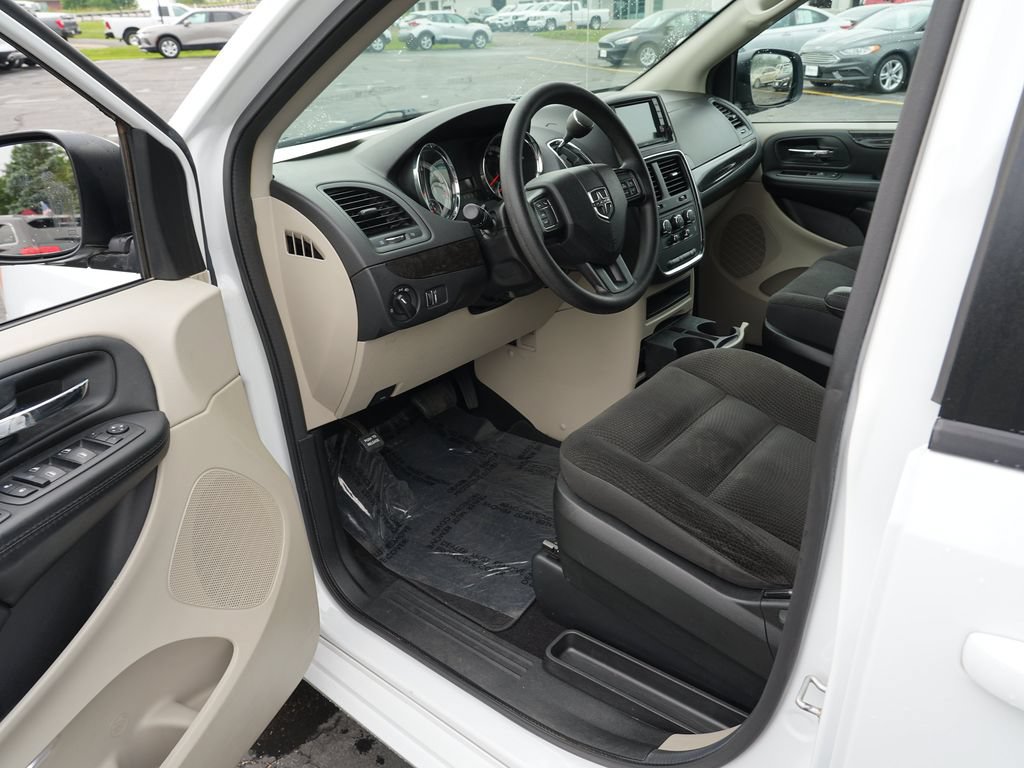 Used 2018 Dodge Grand Caravan SE w/ UConnect Hands-Free Group FWD image 13