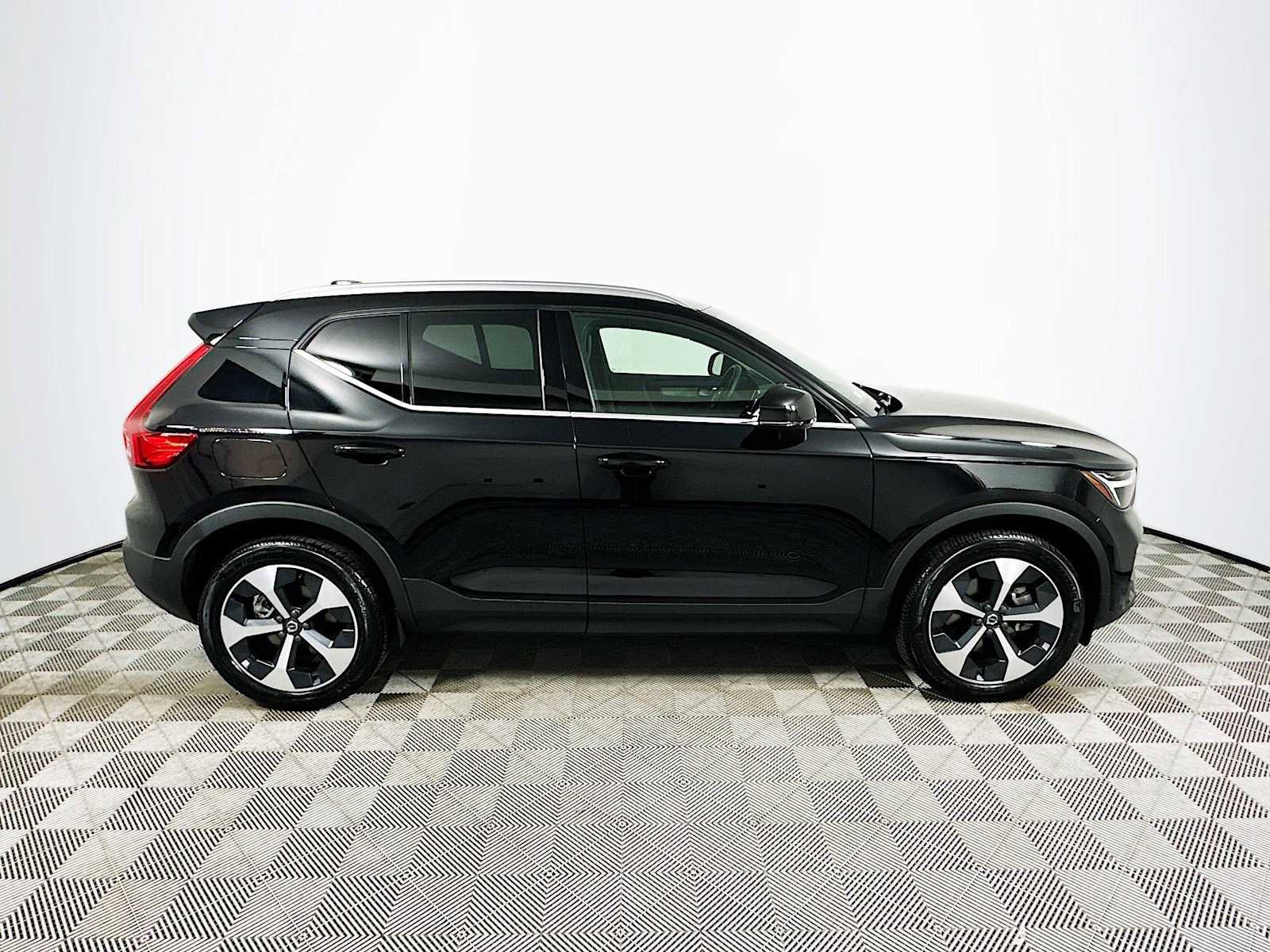 Used 2025 Volvo XC40 B5 Core w/ Protection Package Premier image 8