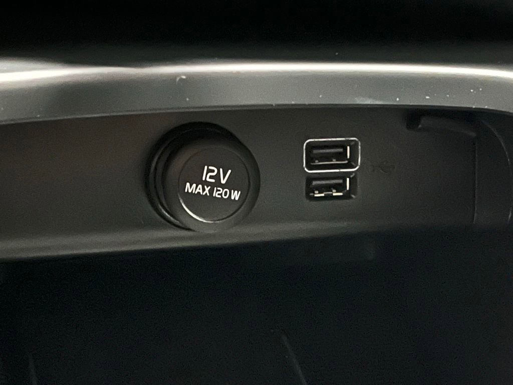 Used 2020 Volvo XC40 T5 Momentum image 11