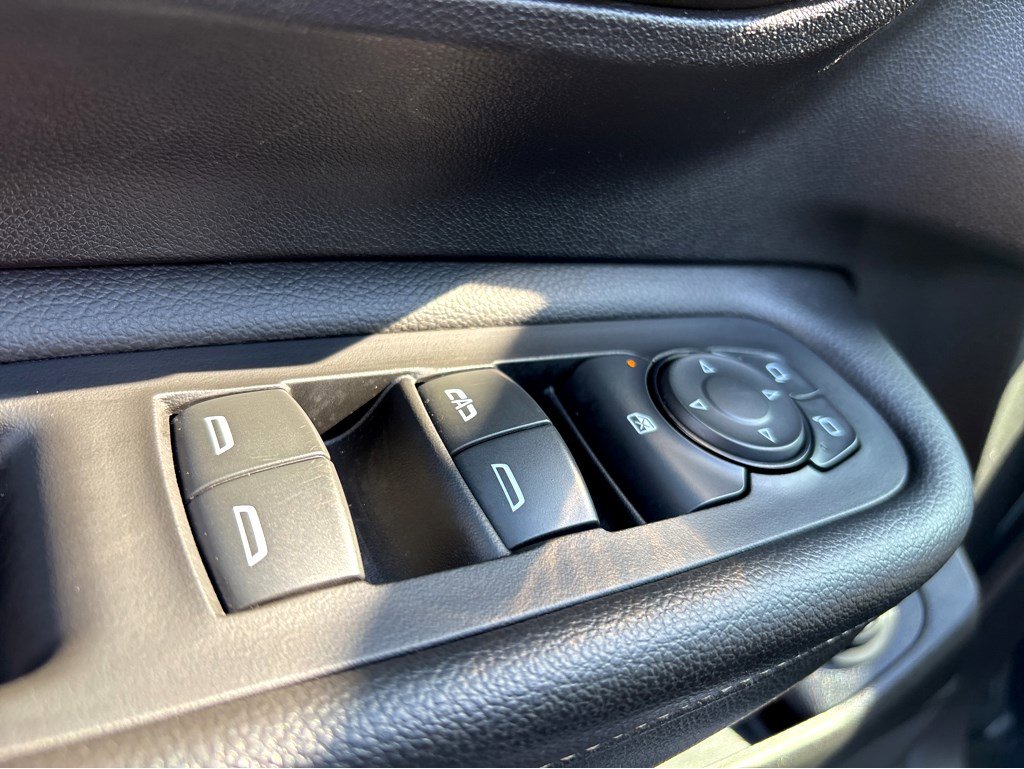 Used 2023 GMC Terrain SLT image 23