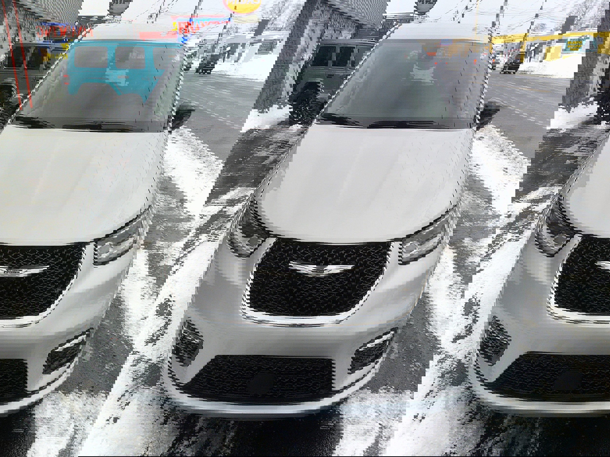 Used 2024 Chrysler Pacifica Touring-L image 9