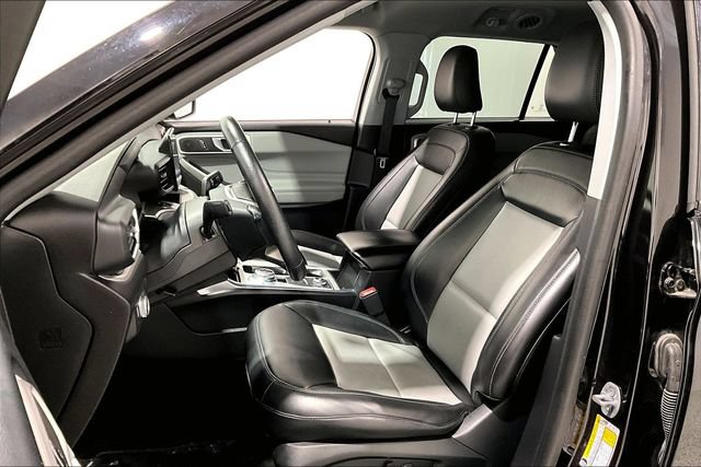 Used 2022 Ford Explorer XLT w/ XLT Sport Appearance Package AWD/4WD image 28