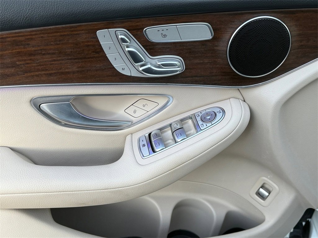 Used 2022 Mercedes-Benz GLC 300 4MATIC image 11