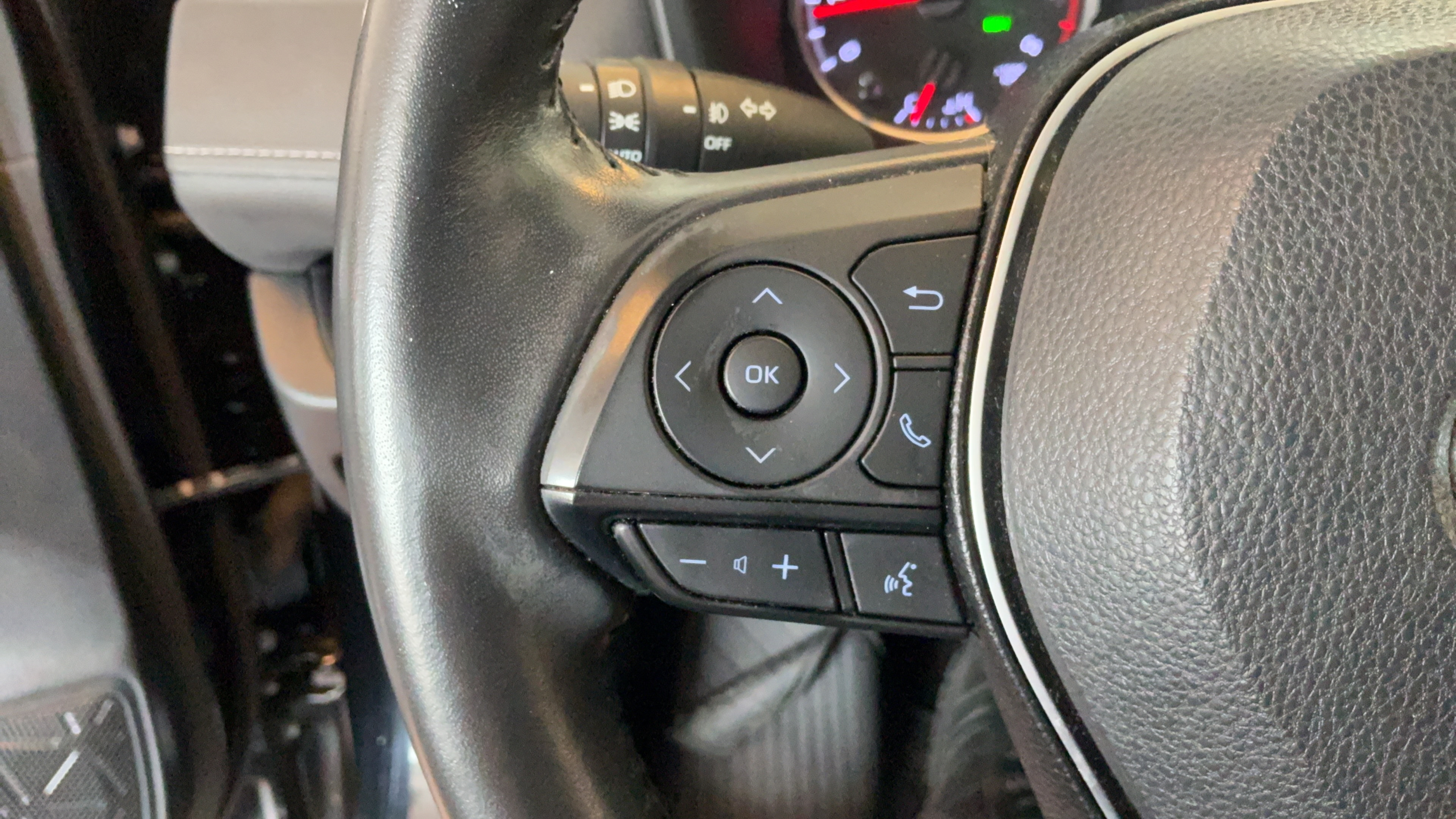 Used 2019 Toyota RAV4 XLE Premium w/ Advanced Technology Package FWD image 13