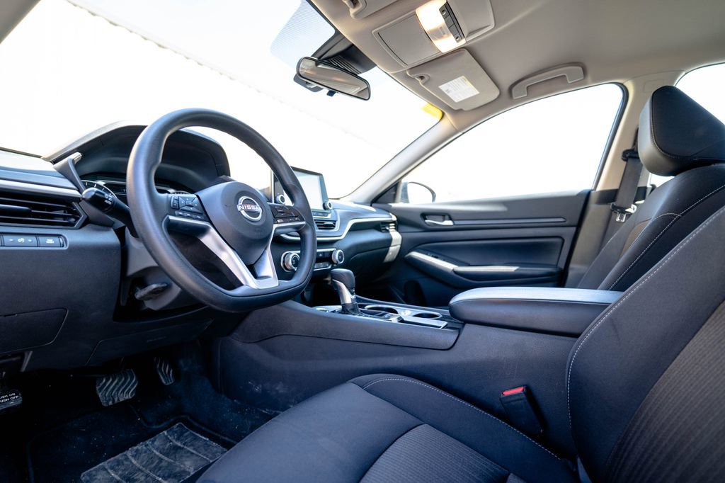 Used 2024 Nissan Altima 2.5 SV FWD image 5