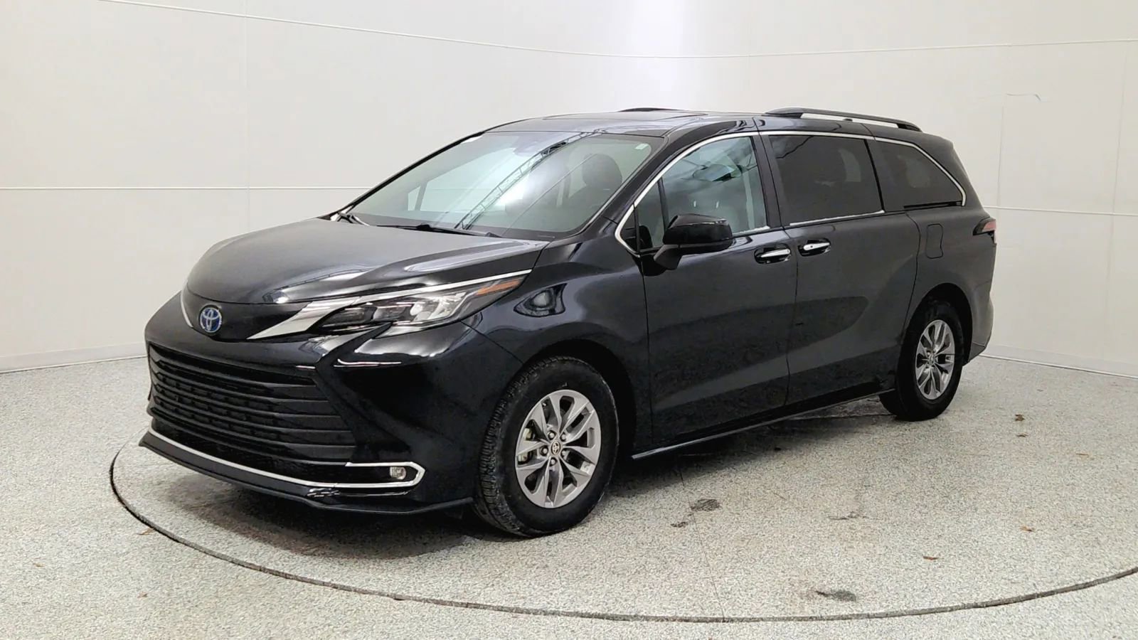 Used 2024 Toyota Sienna XLE image 3