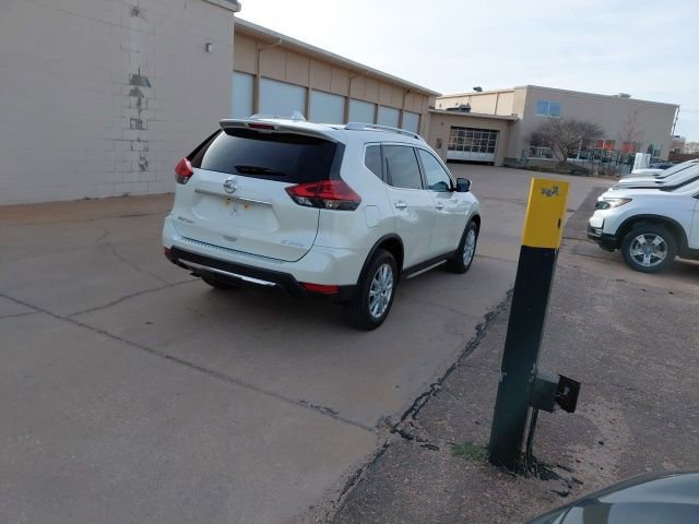 Used 2018 Nissan Rogue SV image 3