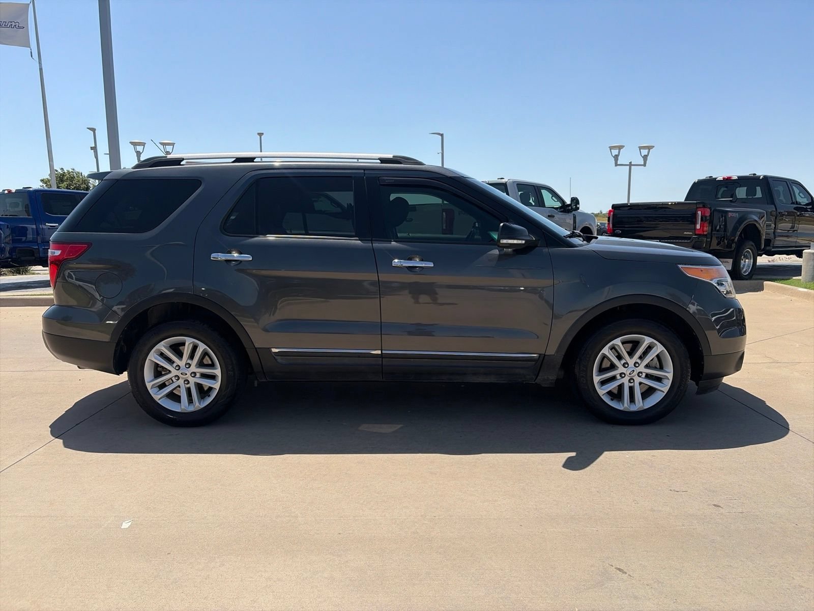 Used 2015 Ford Explorer XLT w/ Equipment Group 202B FWD image 7