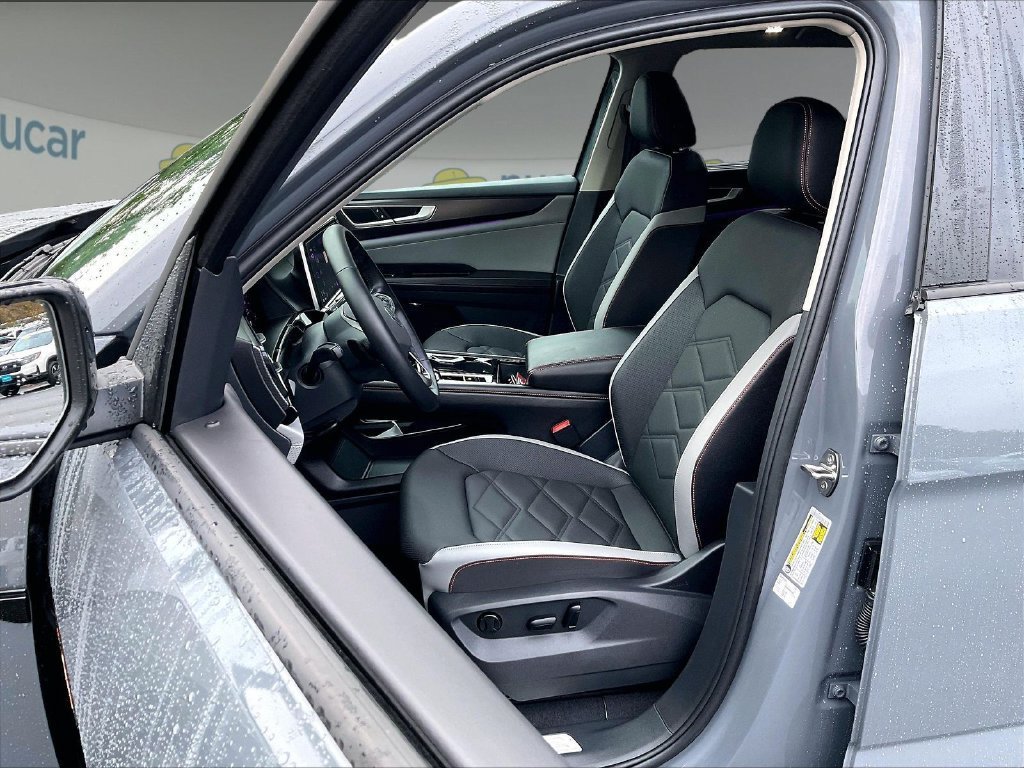 Used 2025 Volkswagen Atlas Peak Edition SE AWD/4WD image 10