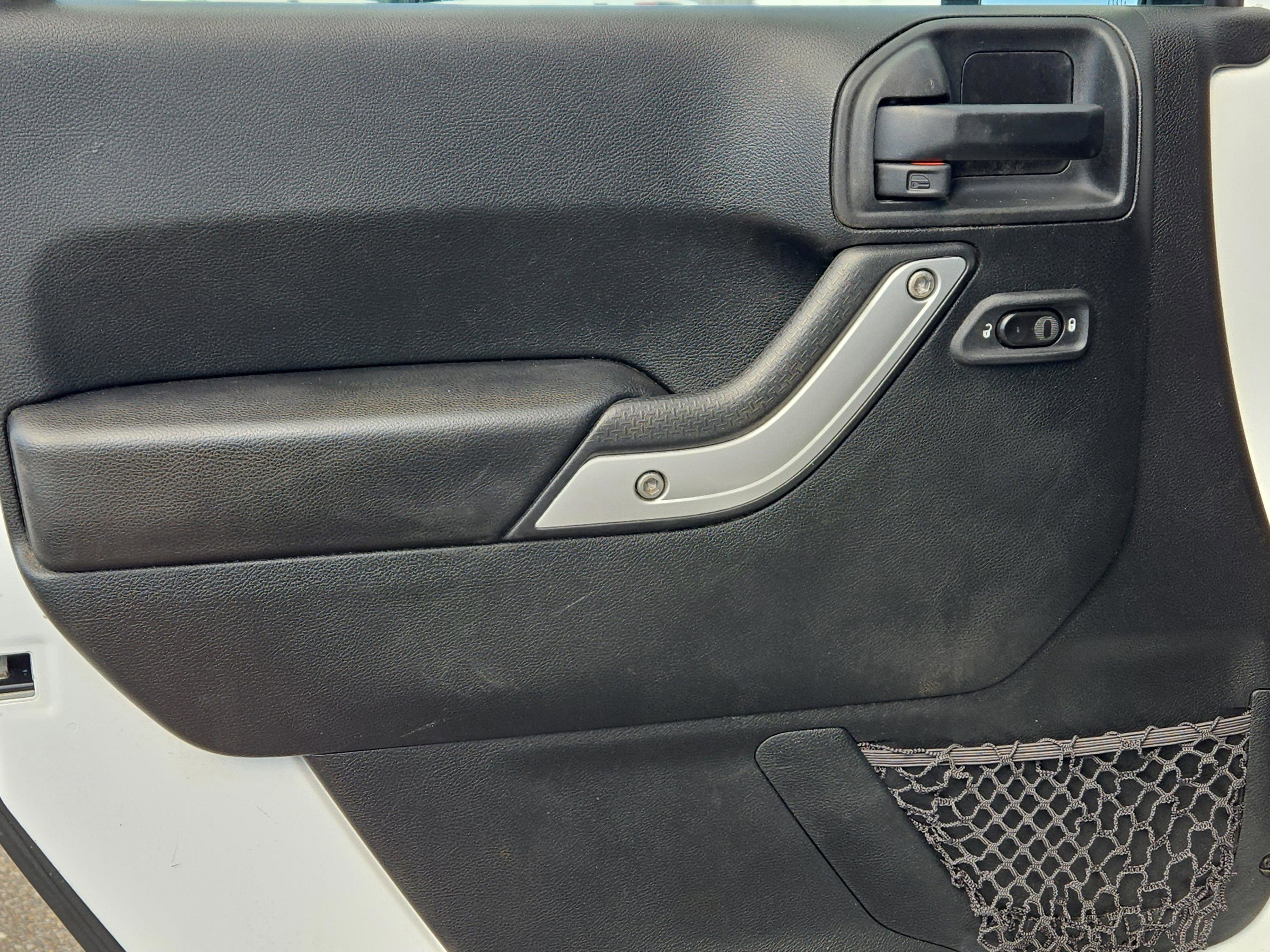 Used 2017 Jeep Wrangler Unlimited Sahara w/ Connectivity Group image 10