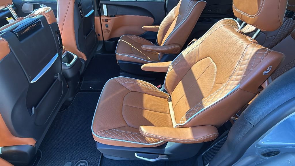 New 2026 Chrysler Pacifica Pinnacle image 13
