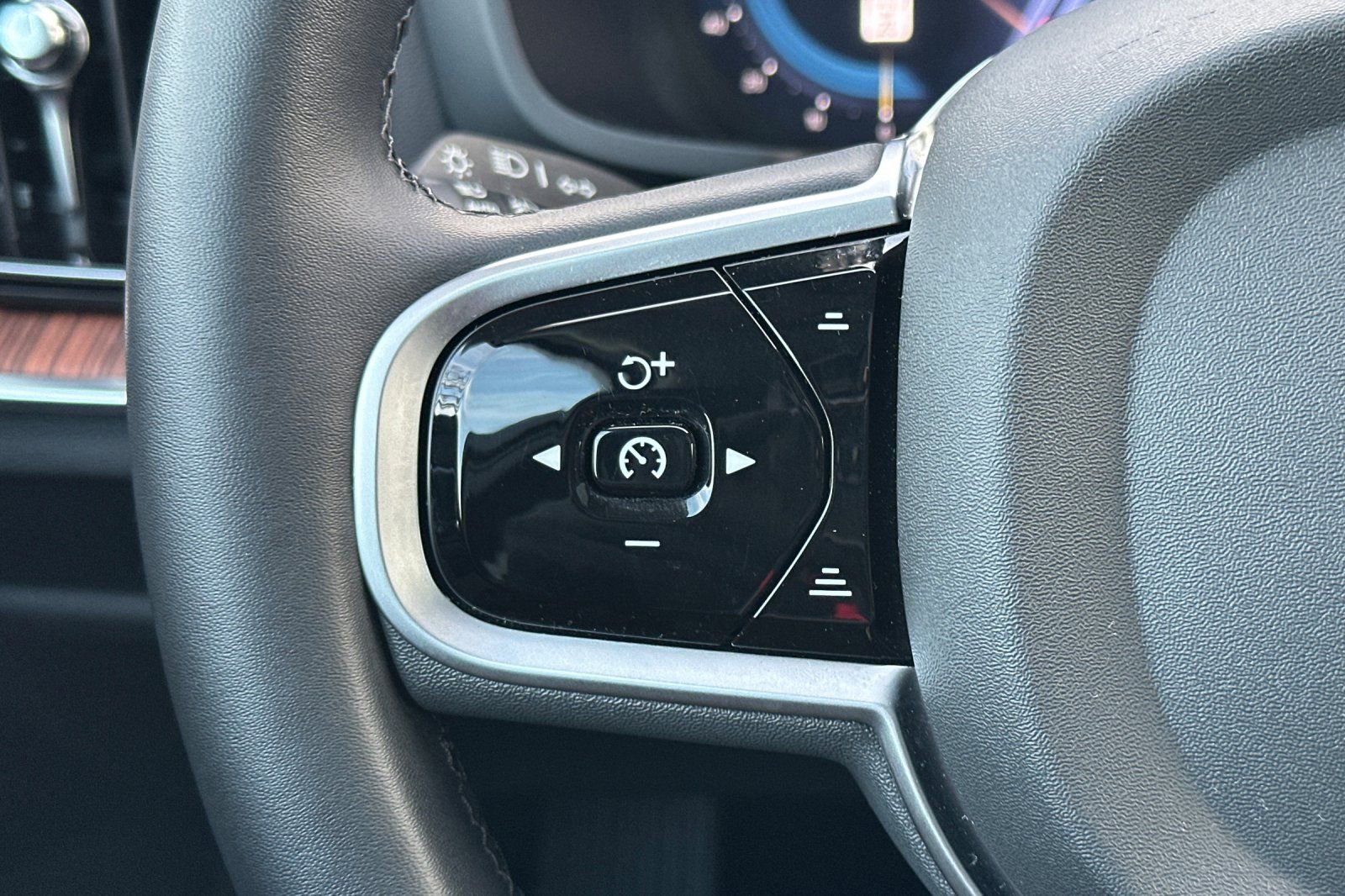 Used 2025 Volvo V60 B5 Cross Country Plus image 26