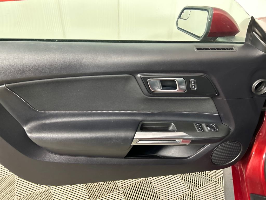 Used 2019 Ford Mustang EcoBoost image 11