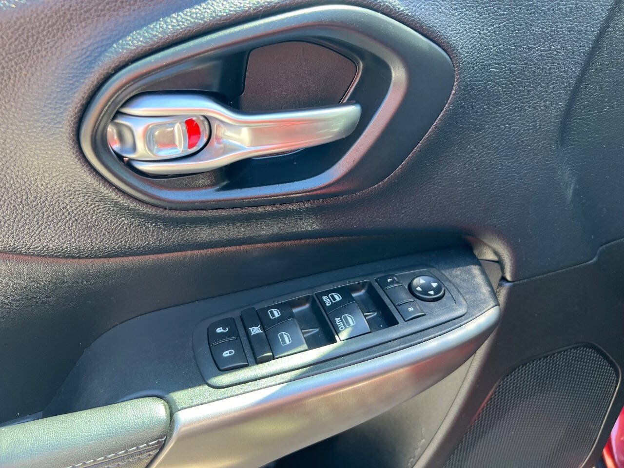 Used 2019 Jeep Cherokee Latitude Plus w/ Cold Weather Group AWD/4WD image 10