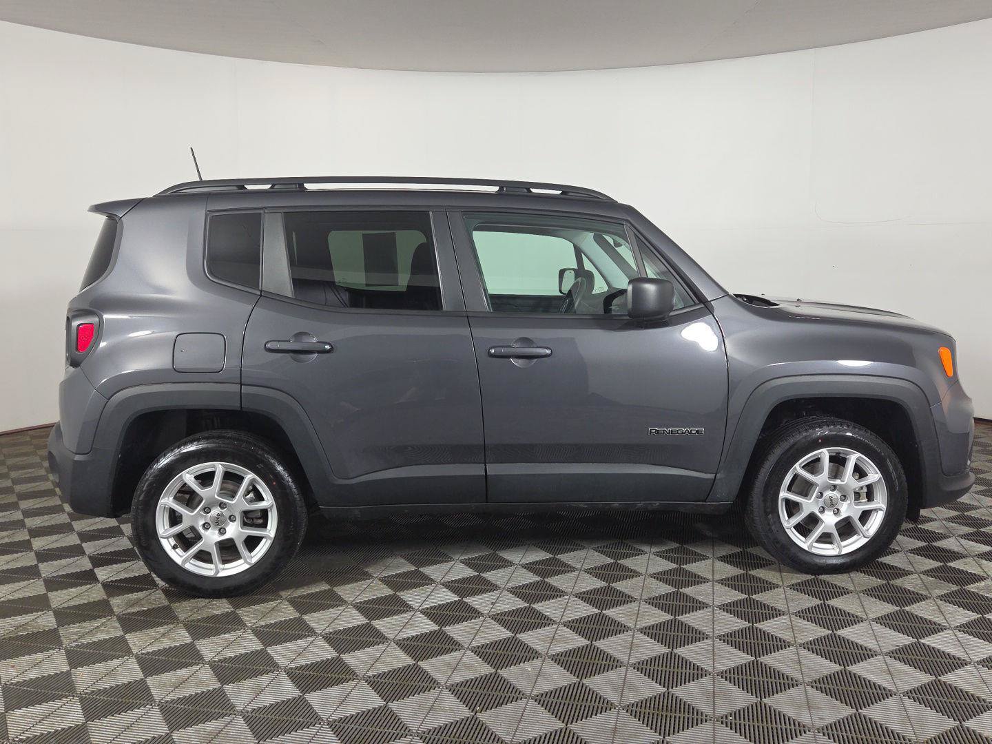 Used 2023 Jeep Renegade Latitude w/ Premium Group AWD/4WD image 5