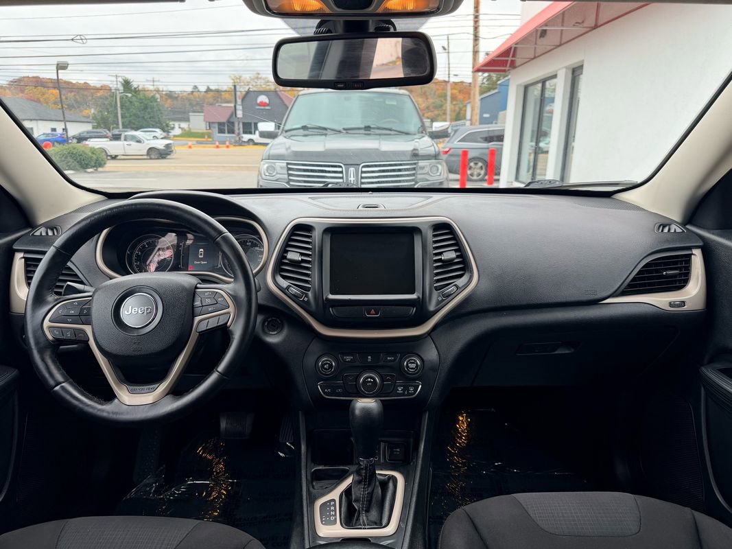 Used 2017 Jeep Cherokee Latitude image 17