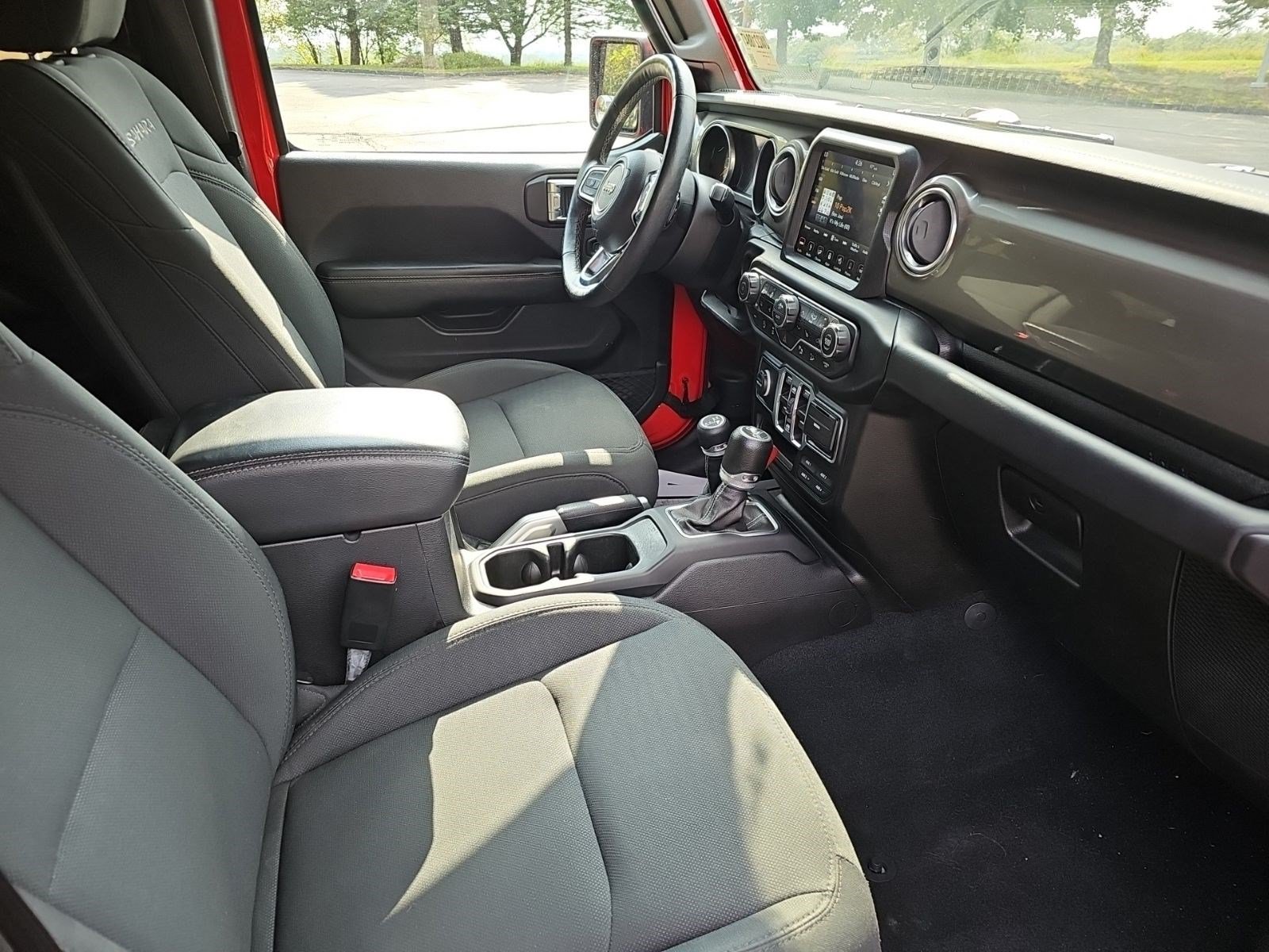 Used 2018 Jeep Wrangler Unlimited Sahara AWD/4WD image 10