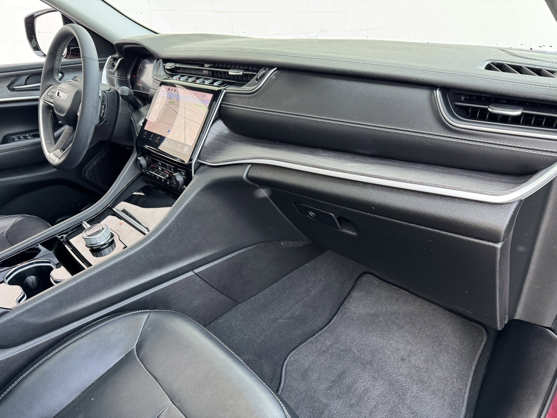 Used 2023 Jeep Grand Cherokee Limited image 9