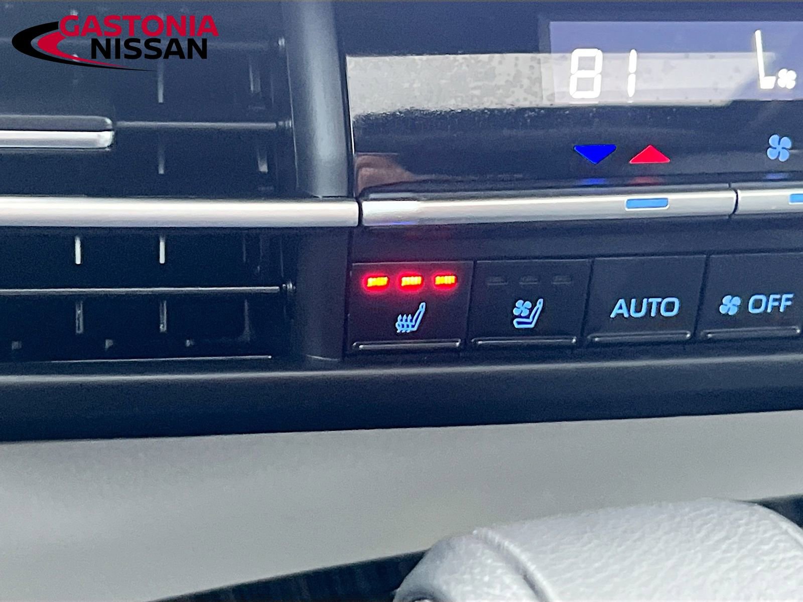 Used 2023 Toyota Sienna Limited image 27