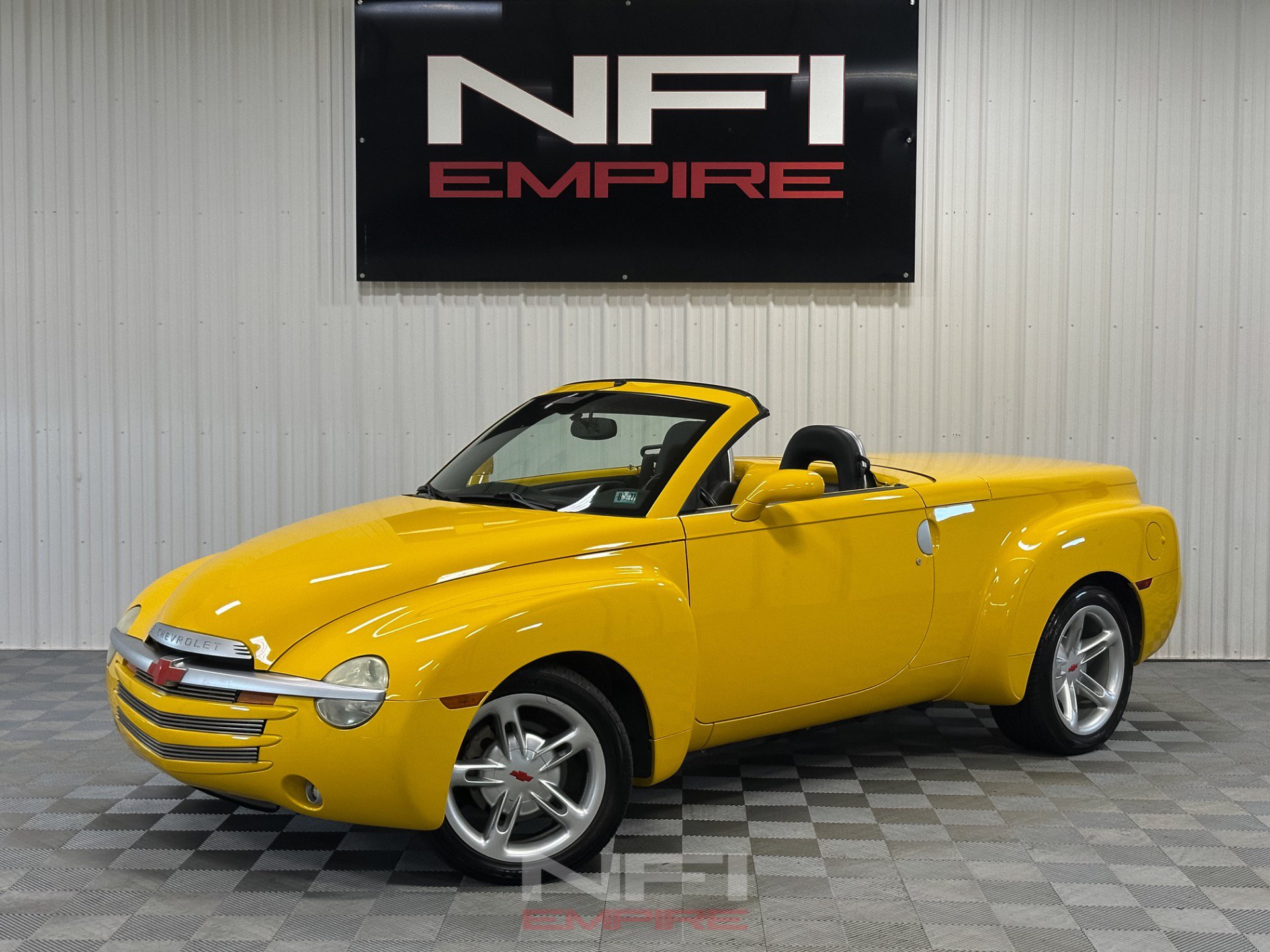 Used 2004 Chevrolet SSR w/ Preferred Equipment Group RWD image 1