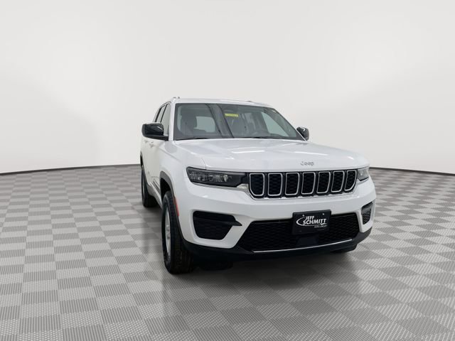 Used 2024 Jeep Grand Cherokee Laredo AWD/4WD image 3