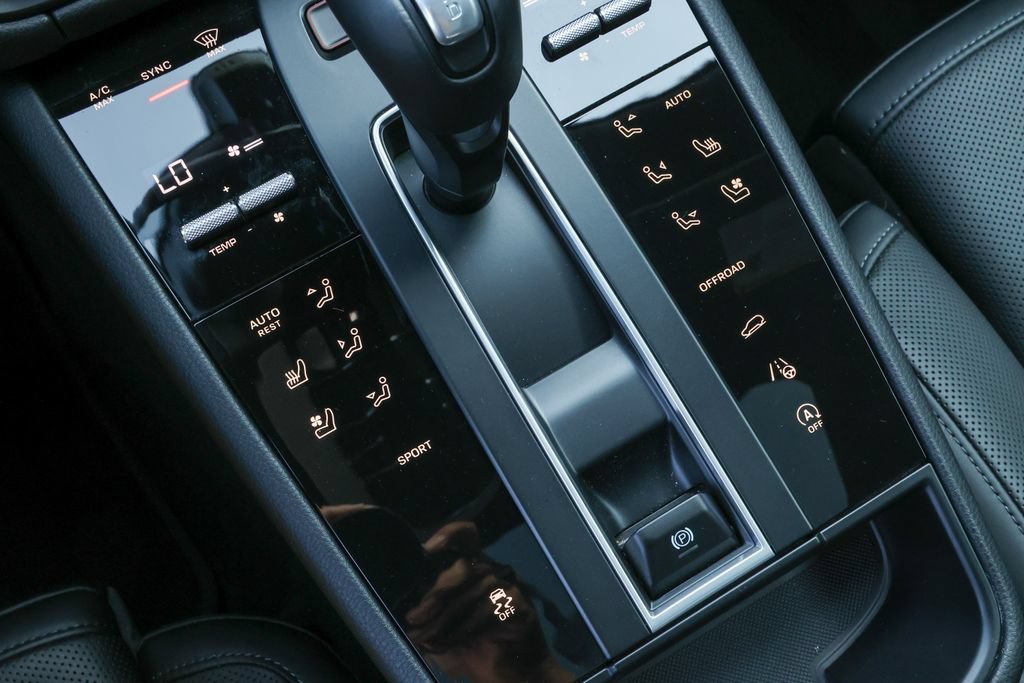 Certified 2026 Porsche Macan Turbo AWD/4WD image 21